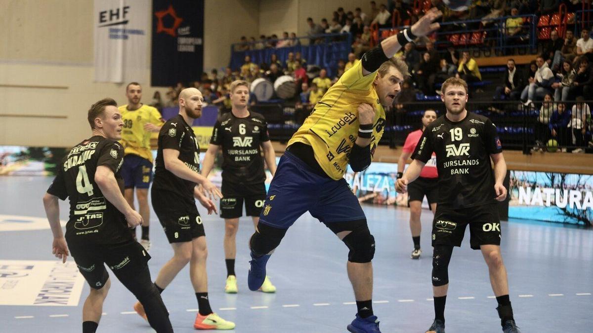 Julen Aginagalde se dispone a lanzar a portería ante la defensa del equipo danés, en el partido disputado anoche en el polideportivo de Artaleku.