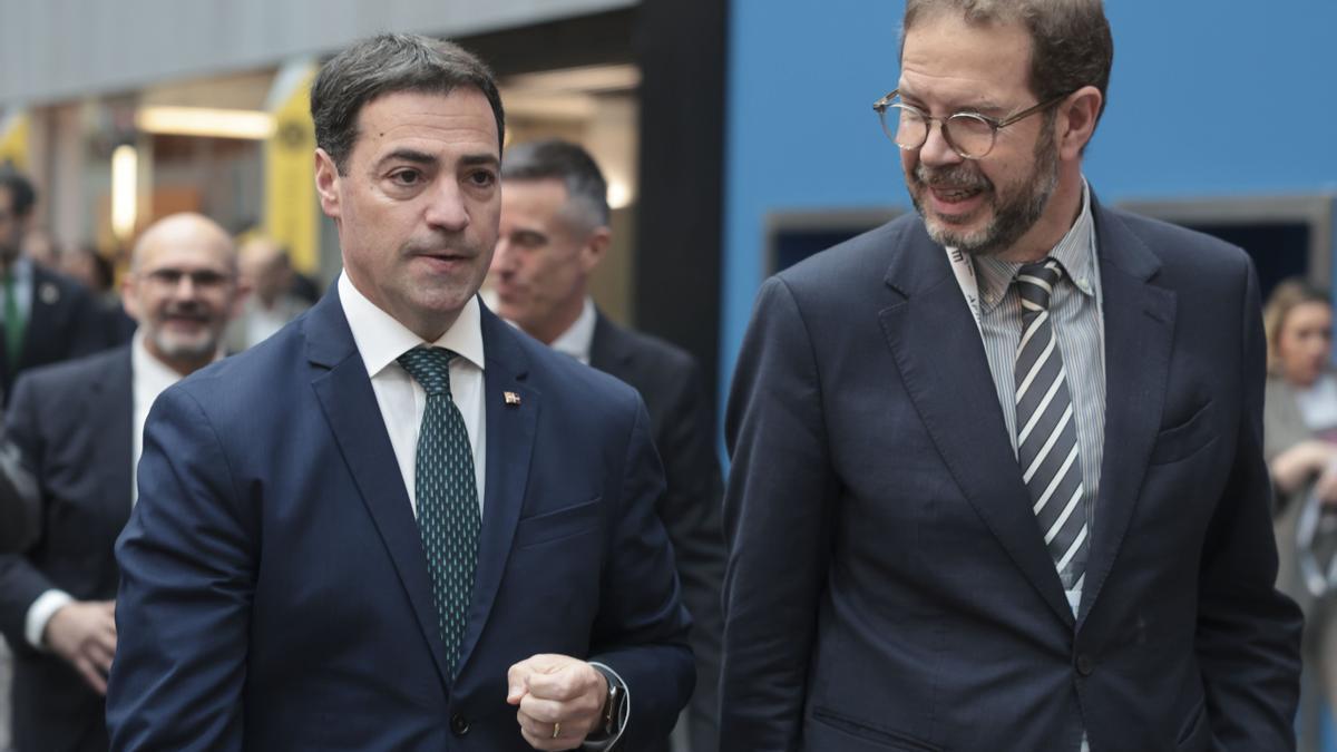 Pradales, junto al secretario de Estado de Industria, Jordi García Brustenga, en la visita a la Bienal.