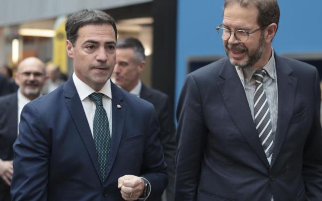 Pradales, junto al secretario de Estado de Industria, Jordi García Brustenga, en la visita a la Bienal.