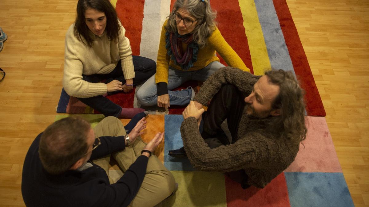 Participantes y dinamizadores en una sesión de grupo.