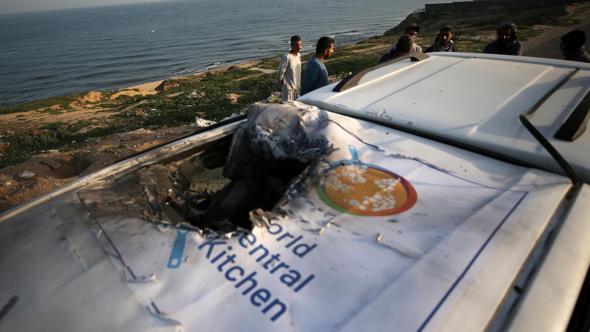 Un convoy de WCK tras ser atacado en Gaza. El ataque del ejército israelí se saldó con siete colaboradores de la ONG del chef José Andrés muertos.