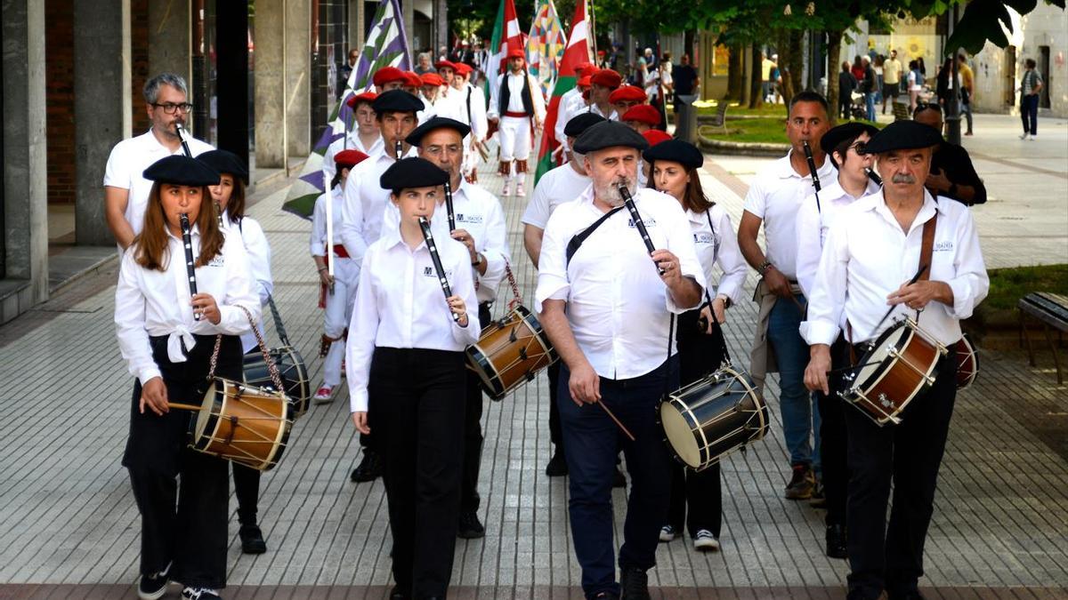 Txistulariak eta dantzariak kalejiran.