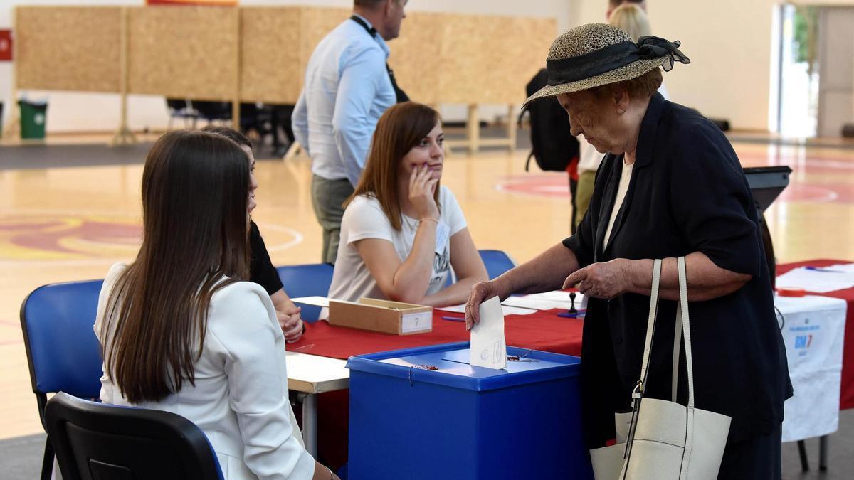 Una mujer votando en las elecciones de Montenegro.