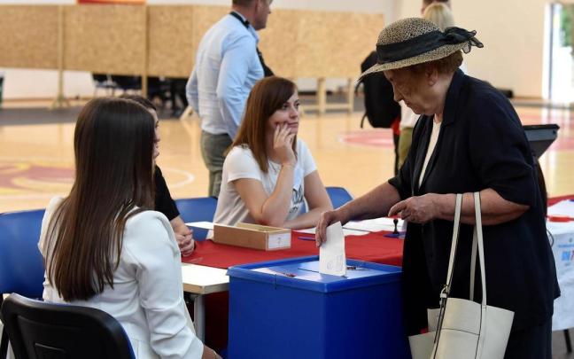Una mujer votando en las elecciones de Montenegro. Una mujer votando en las elecciones de Montenegro.