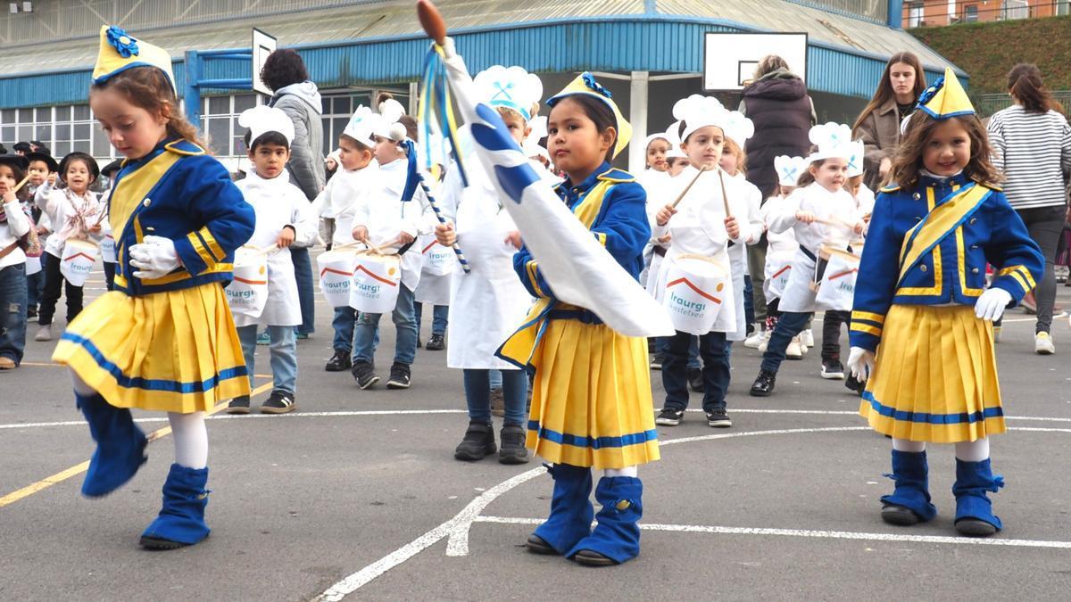 Iraurgi ikastetxeko txikienek ere festaz gozatzen badakitela erakutsi zuten atzo arratsaldean.