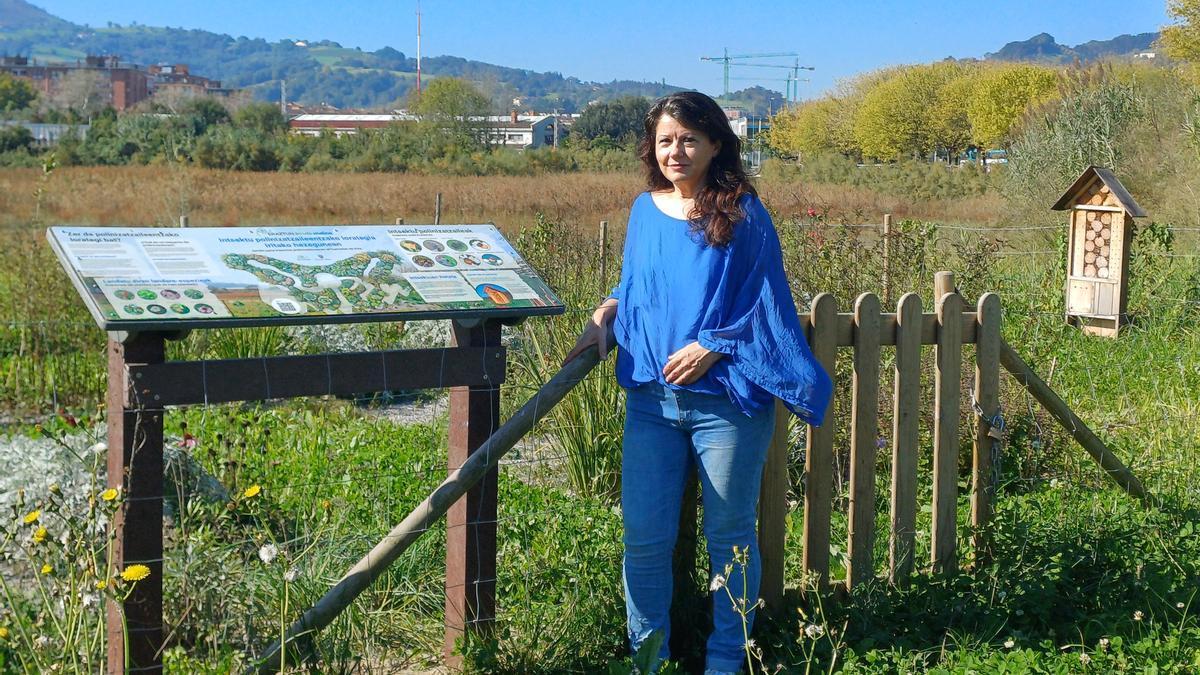 Gloria Vazquez junto al nuevo panel informativo en el humedal de Irita en Zarautz.