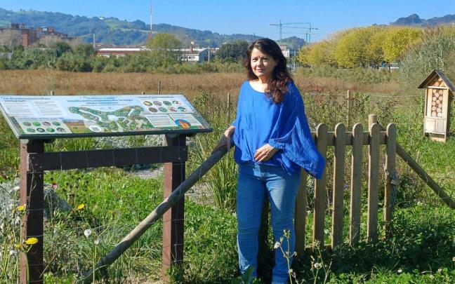 Gloria Vazquez junto al nuevo panel informativo en el humedal de Irita en Zarautz.