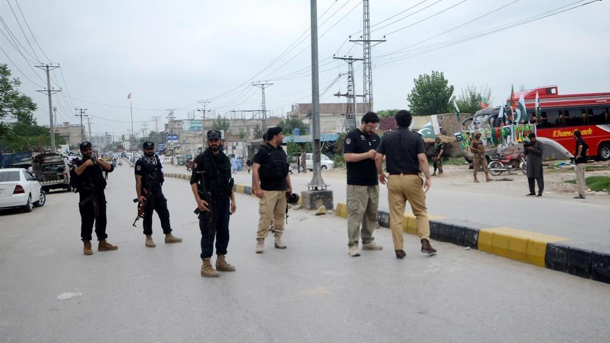 Varios agentes de la policía pakistaní inspeccionan la zona de una explosión en una foto de archivo.