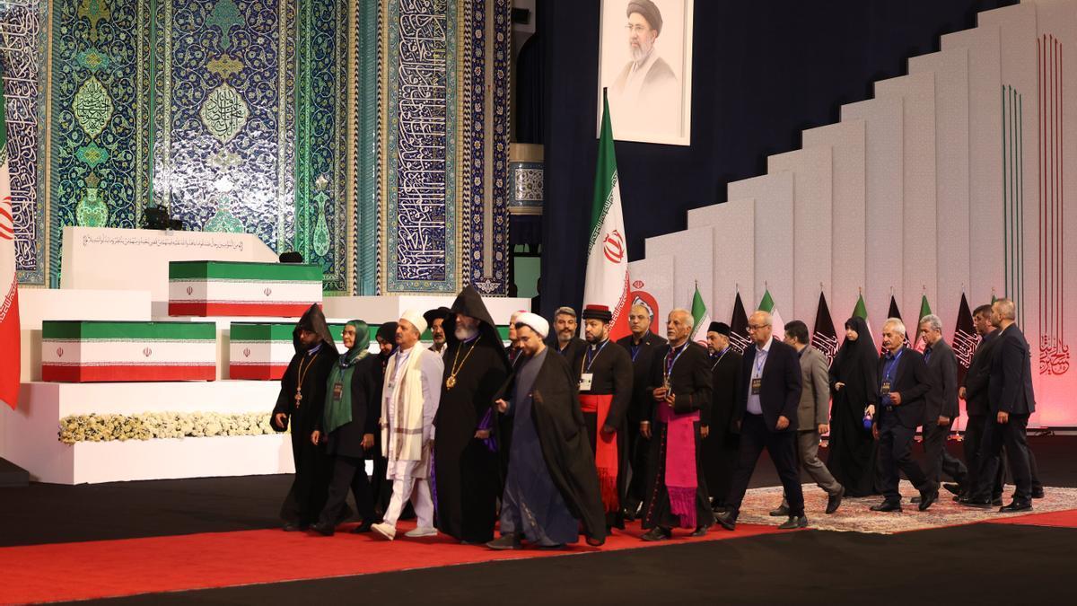 Comienzan los actos por el funeral del antiguo líder supremo iraní fallecido Alí Jameneí