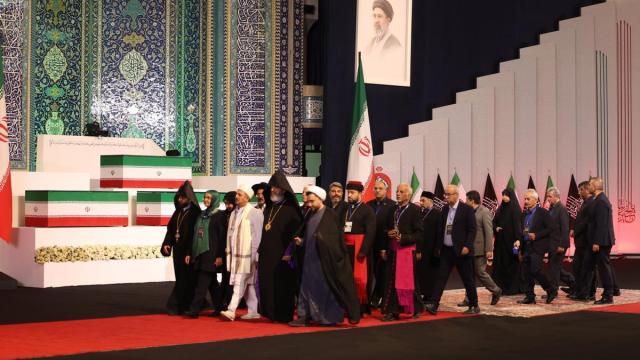 Comienzan los actos por el funeral del antiguo líder supremo iraní fallecido Alí Jameneí