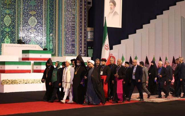 Comienzan los actos por el funeral del antiguo líder supremo iraní fallecido Alí Jameneí