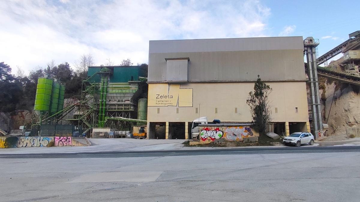Vista de la planta de hormigón de la cantera Zeleta, ubicada en el barrio debarra de Sasiola.