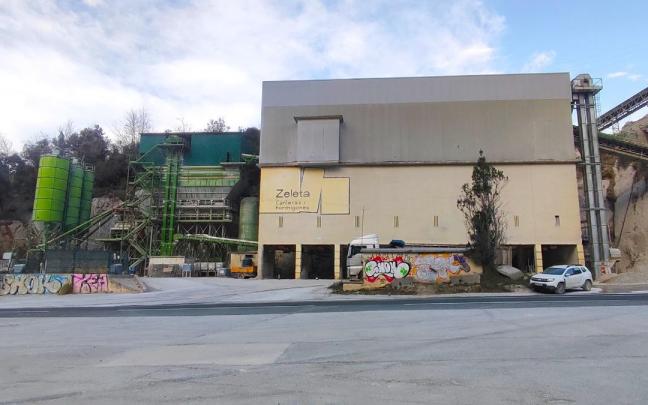 Vista de la planta de hormigón de la cantera Zeleta, ubicada en el barrio debarra de Sasiola.