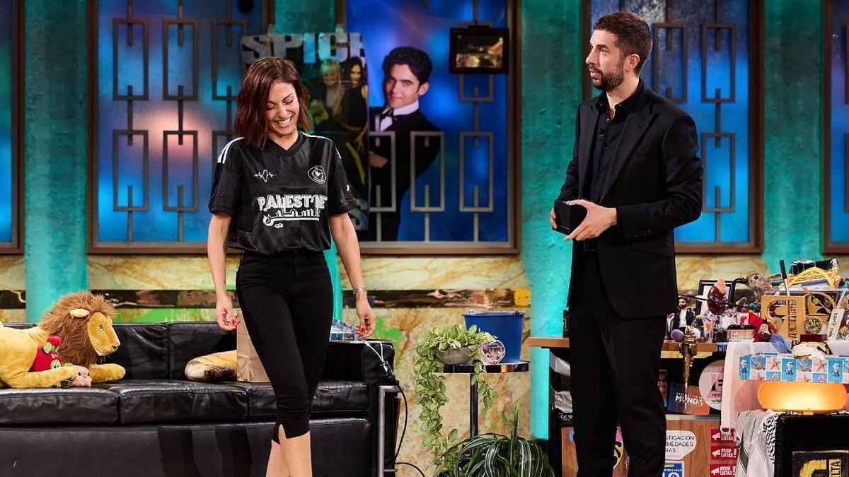 Hiba Abouk junto a David Broncano en 'La Revuelta'