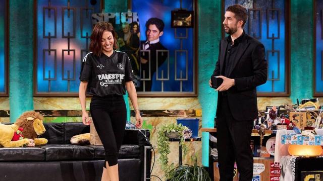 Hiba Abouk junto a David Broncano en 'La Revuelta'