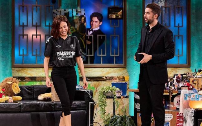 Hiba Abouk junto a David Broncano en 'La Revuelta'