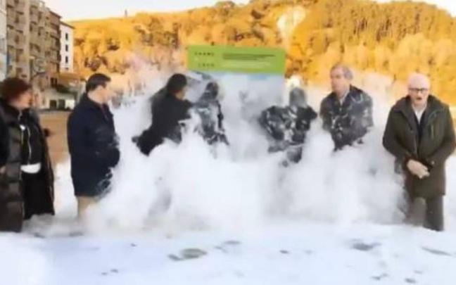Una ola pilla por sorpresa a la comitiva del PNV, en un vídeo hecho con IA