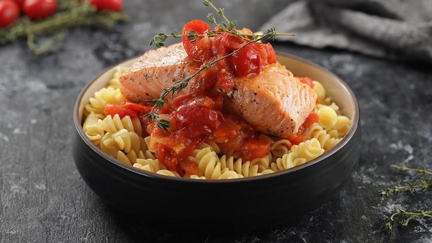 La pasta y el salmón se complementan muy bien acompañados de una aromática salsa de tomate.