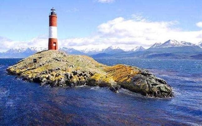 Vista del icónico 'Faro del Fin del Mundo', en el canal de Beagle, en Patagonia