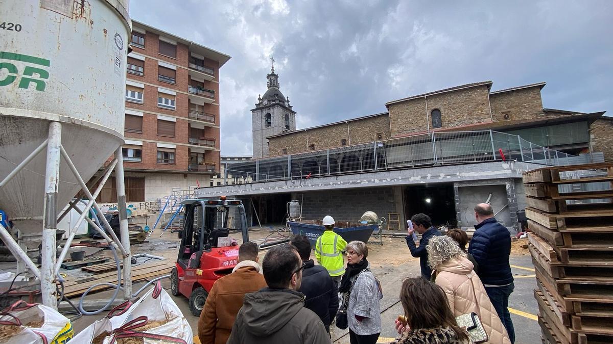 La Corporación de Laudio en una visita a la obra de la Plaza de Abastos