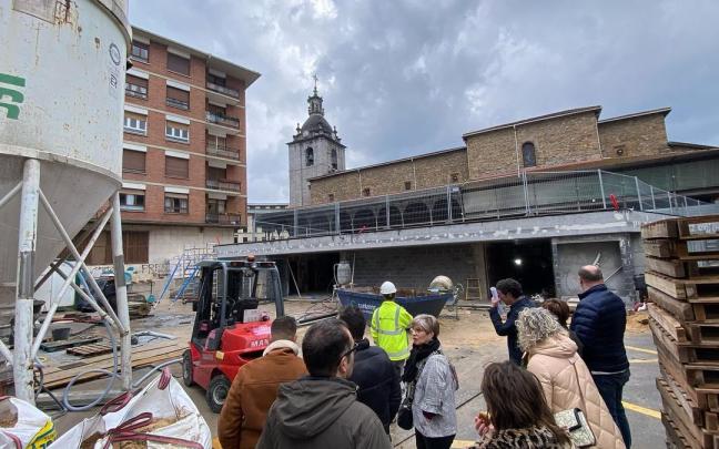 La Corporación de Laudio en una visita a la obra de la Plaza de Abastos
