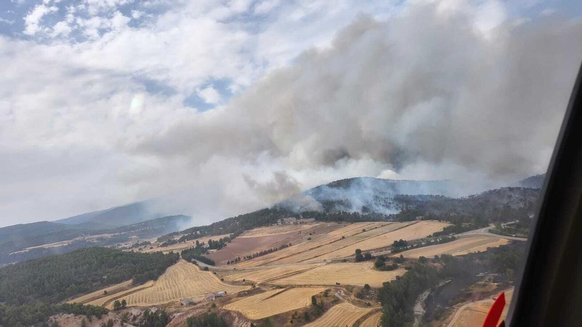 Imagen del incendio que afecta a Peñarroya de Tastavins, en la comarca del Matarraña (Teruel)