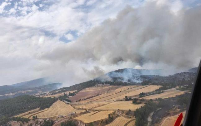 Imagen del incendio que afecta a Peñarroya de Tastavins, en la comarca del Matarraña (Teruel)