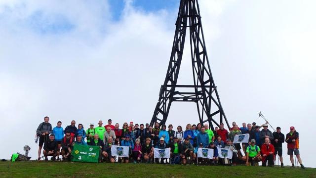 Participantes en la marcha por etapas Azpeitia-Gasteiz celebrada en 2025, junto a la cruz del Gorbea
