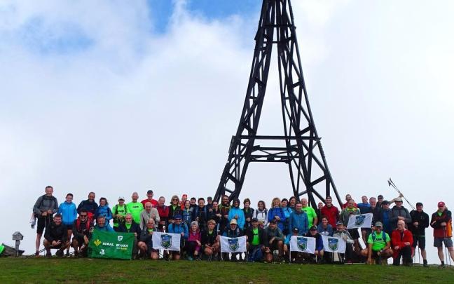 Participantes en la marcha por etapas Azpeitia-Gasteiz celebrada en 2025, junto a la cruz del Gorbea