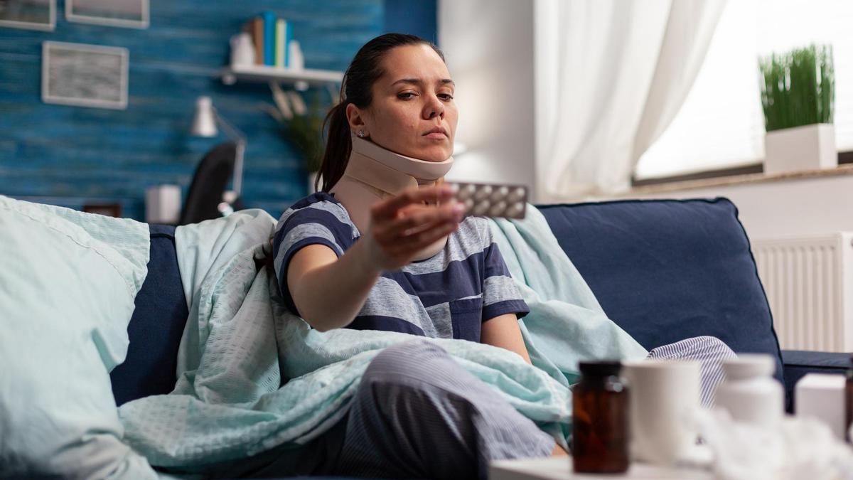 Una mujer, con collarín, de baja por una lesión en el cuello.