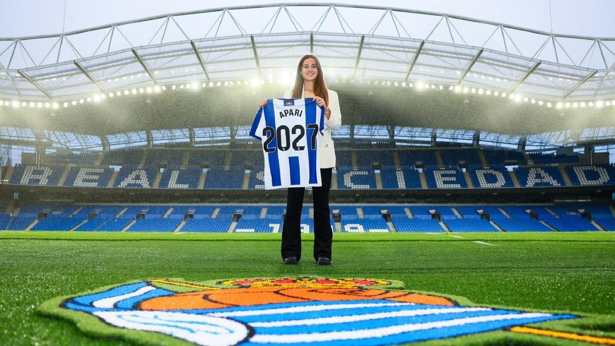 pari, con una camiseta que indica el final de su contrato en la Real