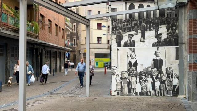 Mural que se ha colocado en la calle Jose Erbiti.