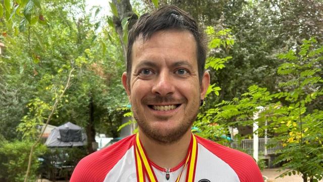 Julen Agirreburualde, con las dos medallas obtenidas en Logroño.