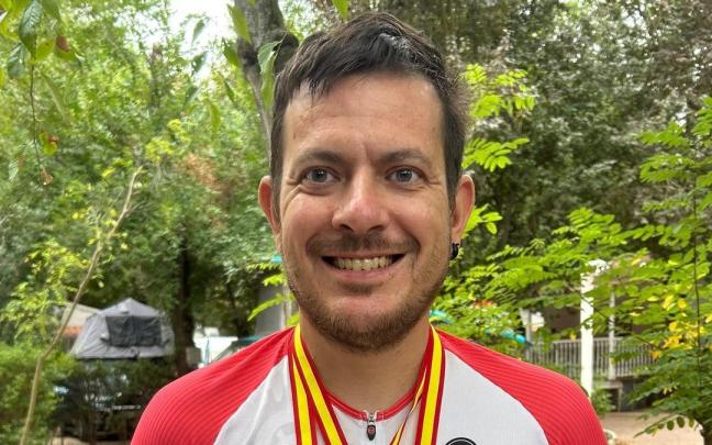 Julen Agirreburualde, con las dos medallas obtenidas en Logroño.