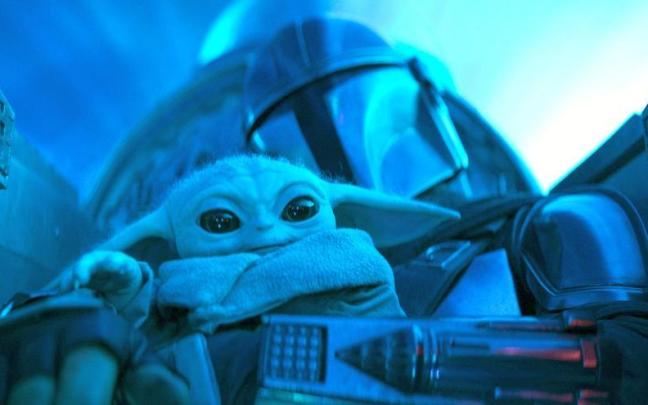 Grogu, el pequeño Baby Yoda, junto a Pedro Pascal, en una escena de la serie.