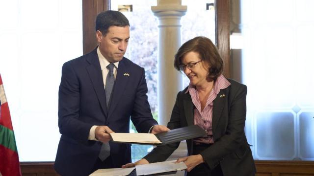 El lehendakari, Imanol Pradales, con la ministra principal de Gales, Eluned Morgan, en la firma del acuerdo en Ajuria Enea