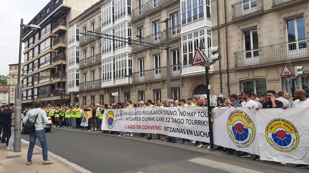 Imagen de la concentración de ertzaintzas frente al Parlamento Vasco