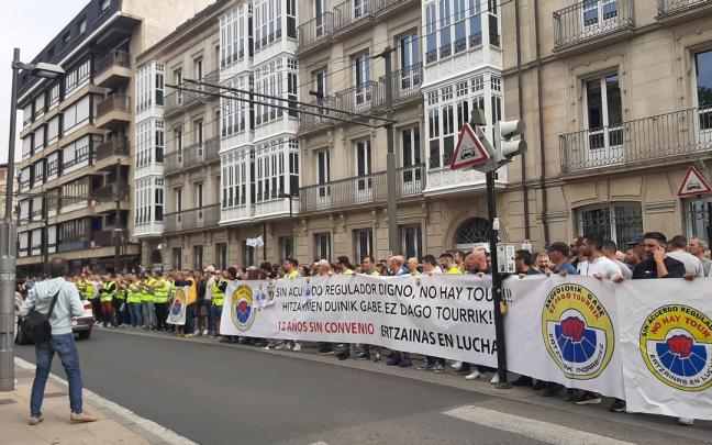Imagen de la concentración de ertzaintzas frente al Parlamento Vasco Imagen de la concentración de ertzaintzas frente al Parlamento Vasco
