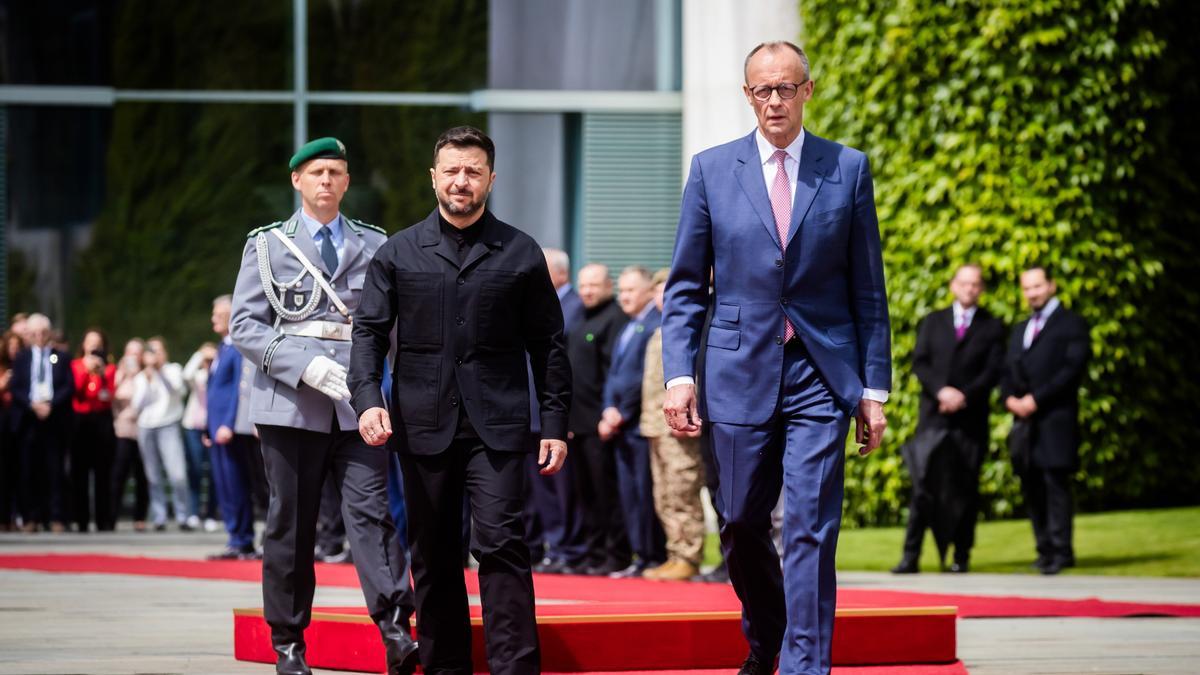 El presidente ucraniano Volodimir Zelenski ha sido recibido con honores militares a su llegada a Berlín para su encuentro con el canciller alemán, Friedrich Merz