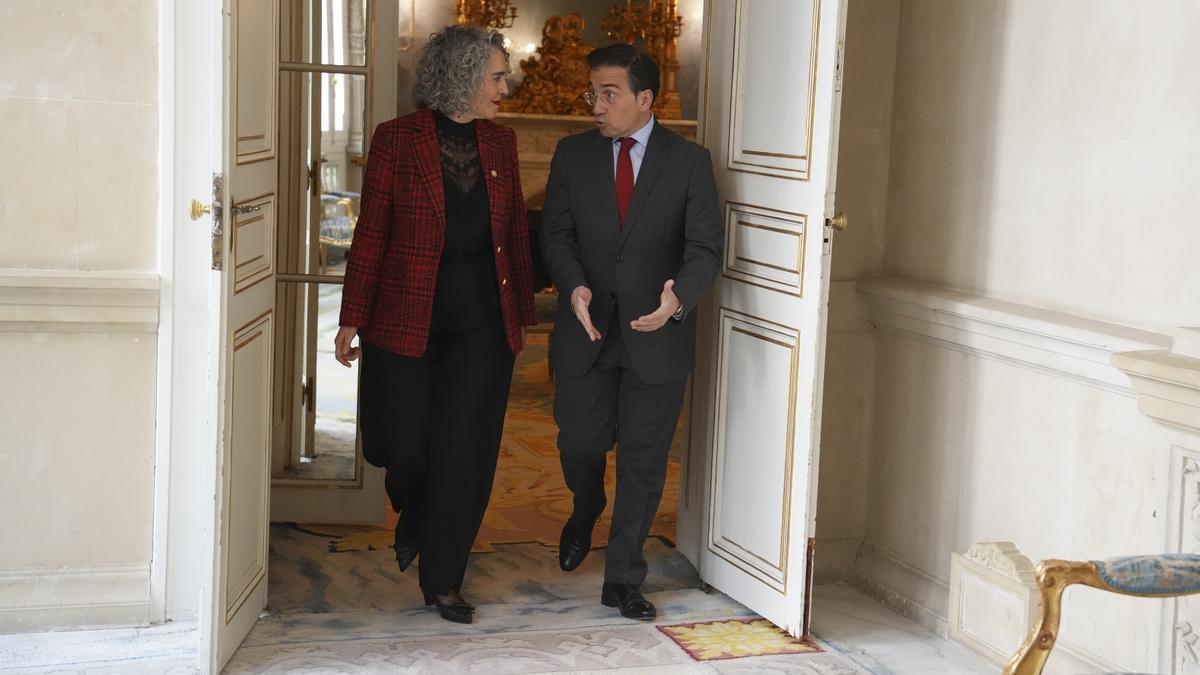 La vicelehendakari Bengoetxea y el ministro Albares, en la firma del protocolo para que la CAV sea miembro asociado de la Unesco y la OMT