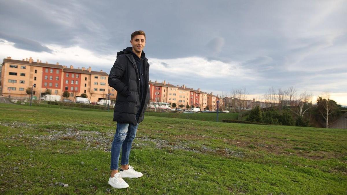 Antonio Salado observa desde el límite entre Portugalete y Sestao Las Camporras.