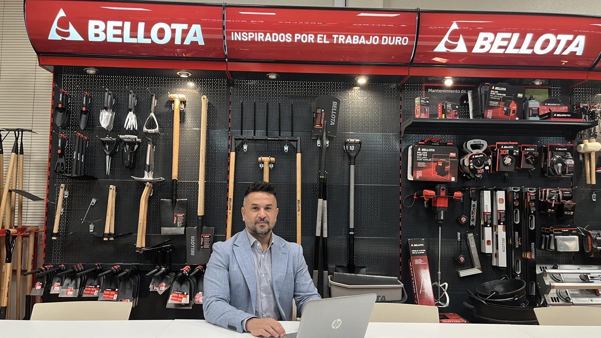 Mikel García, junto a diferentes herramientas fabricadas por Bellota.