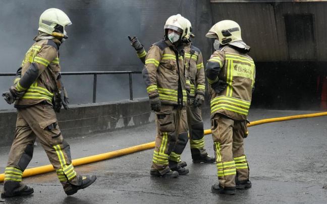 Miembros del Servicio de Prevención, Extinción de Incendios y Salvamento (SPEIS) de la Diputación Foral de Bizkaia, en una de sus intervenciones.