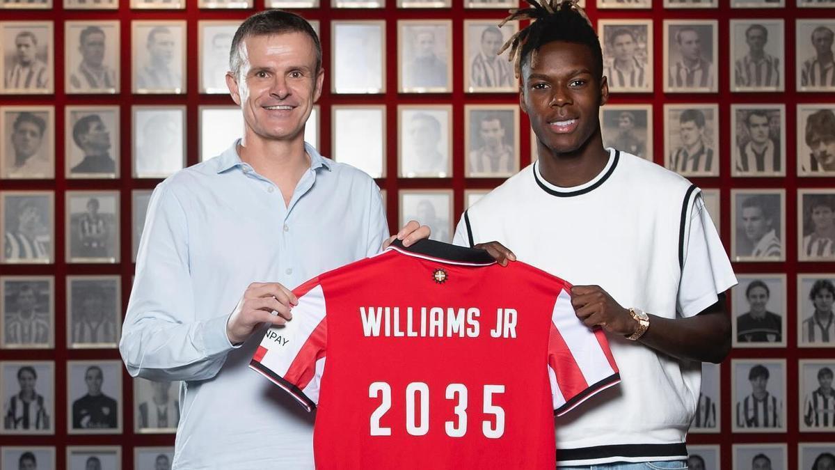 Nico Williams posa con la camiseta de su renovación
