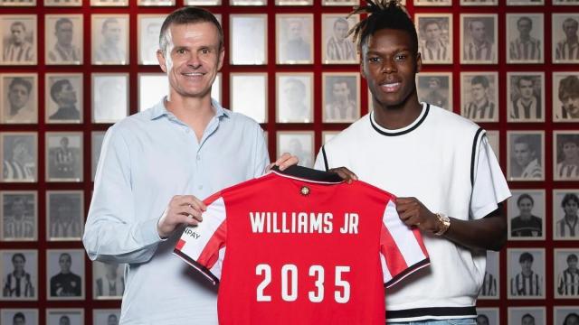 Nico Williams posa con la camiseta de su renovación / Athletic Club Nico Williams posa con la camiseta de su renovación