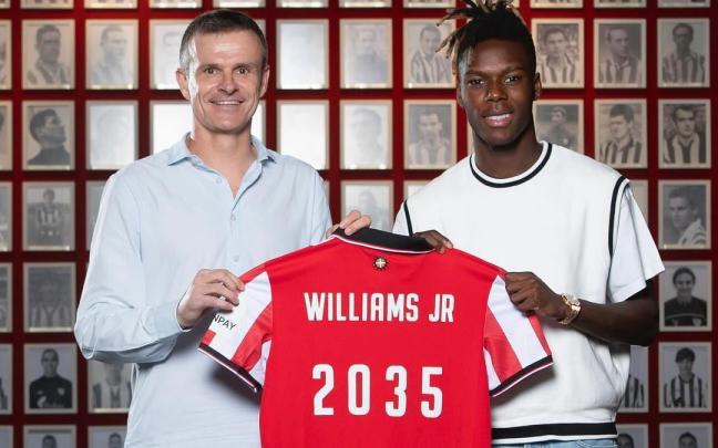 Nico Williams posa con la camiseta de su renovación / Athletic Club Nico Williams posa con la camiseta de su renovación
