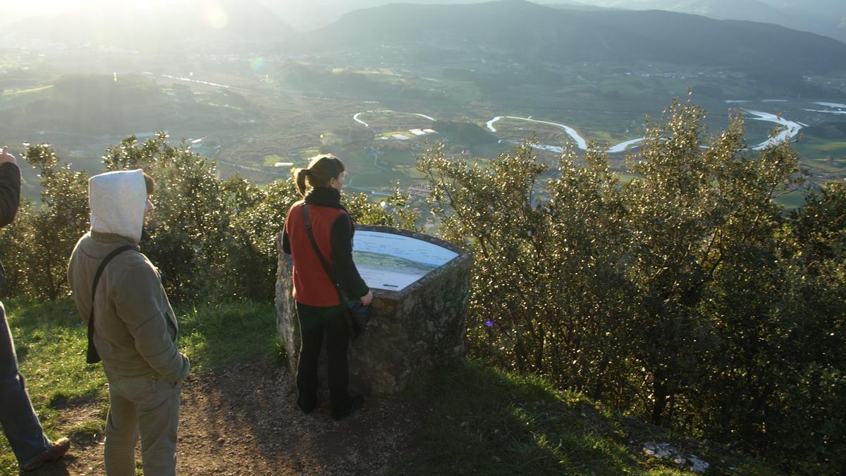 Vista desde Ereñozar de la Reserva de la Biosfera de Urdaibai con la ría y montes alrededor.