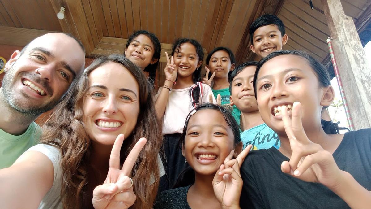 Elisa Sagredo y Daniel Blasco, con un grupo de niños de Timor Oriental en 2024.