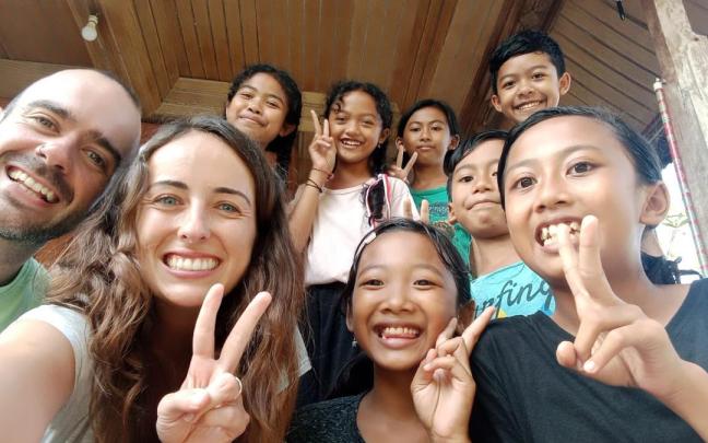 Elisa Sagredo y Daniel Blasco, con un grupo de niños de Timor Oriental en 2024.