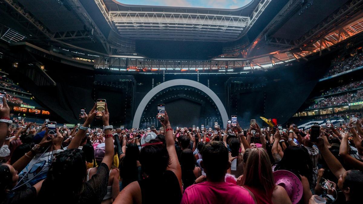 Ambiente previo al concierto de Karol G en el Santiago Bernabéu, a 20 de julio de 2024.